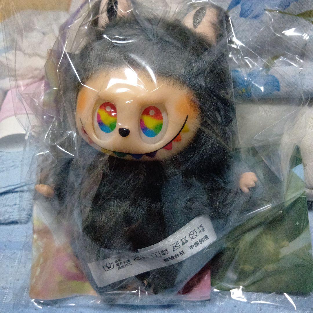 虹色の目と虹色の牙の黒いぬいぐるみ 約17cm