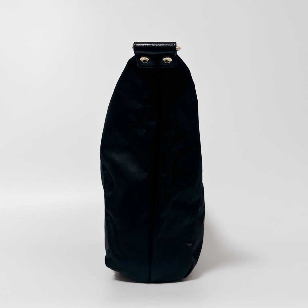 【人気商品】russet スリングバッグ　ナイロン　ブラック　ボディバッグ