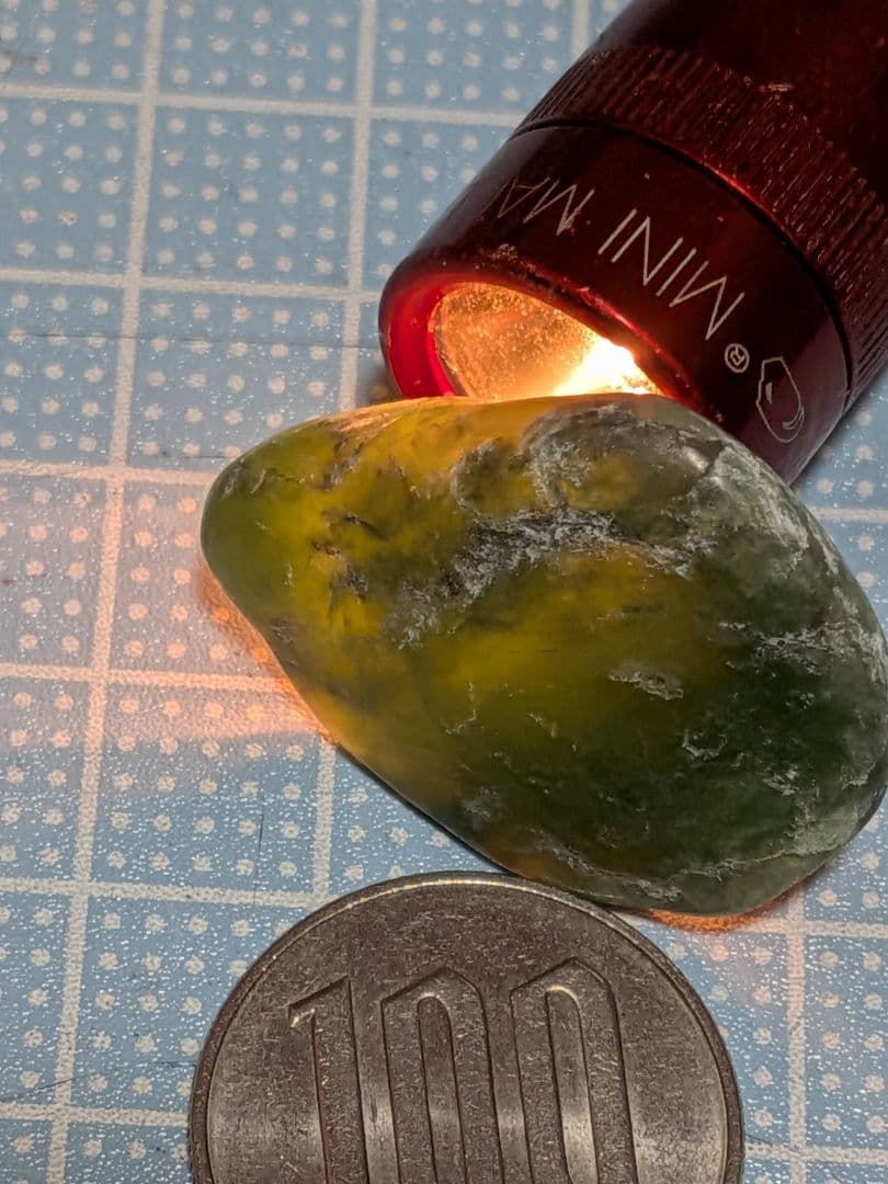 緑色の半透明な石 緑色の宝石：31個の緑色の宝石と