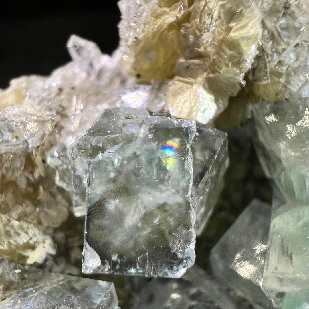 ヤオガンシャン産 「白緑色」「ミントグリーン」多数鉱物共生フローライト