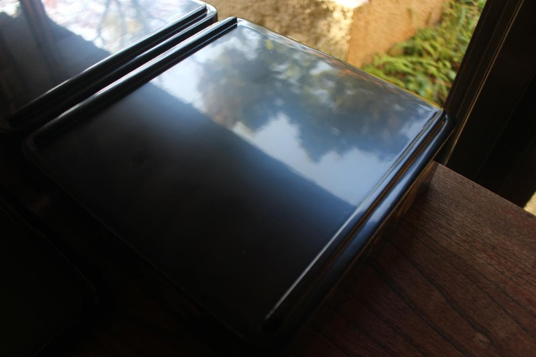 デッドストック！端正な内朱黒漆に優美な松竹梅沈金の輪島塗台付二段重（検重箱お重