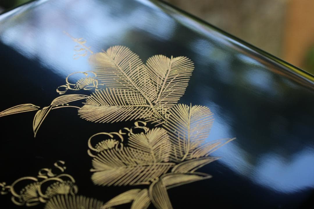 デッドストック！端正な内朱黒漆に優美な松竹梅沈金の輪島塗台付二段重（検重箱お重