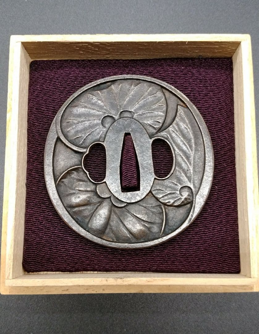 徳川幕府 将軍家 三つ葉葵名家蔵出し 鉄地三つ葉葵紋鍔 鐔 日本刀 刀 刀装具