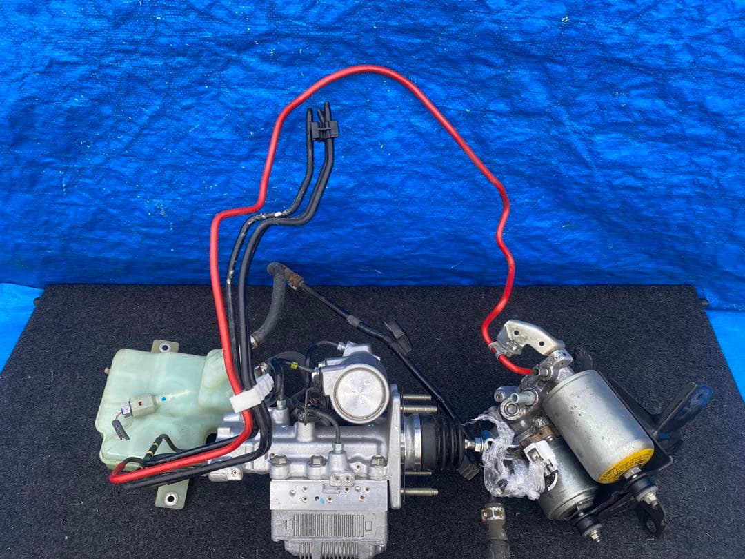 トヨタアクアDAA-NHP10. ABSアクチュエーター