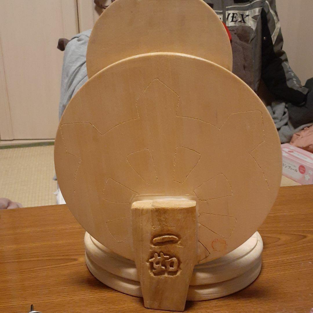 伝統法流血脈を相承した者が一刀三礼の祈りで刻んだ仏像です。