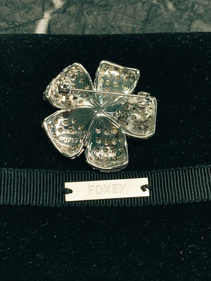 美品　FOXEY定番のロングセラー ブローチ \"FLEUR\"　シャーベットピンク