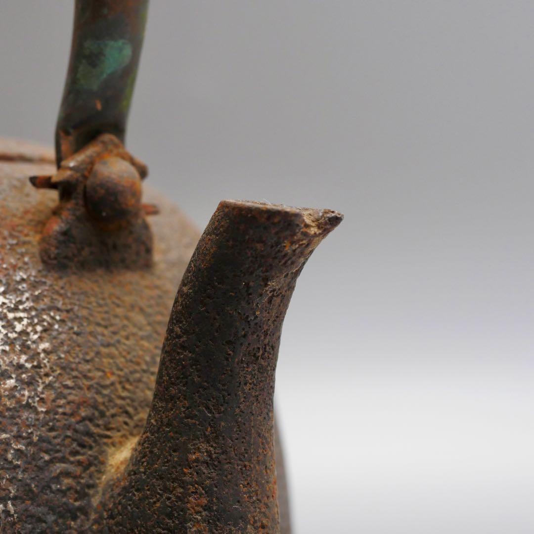 釜師 三好造 梅樹文 柚肌 尾垂鉄瓶 銅提手 時代物 茶道具