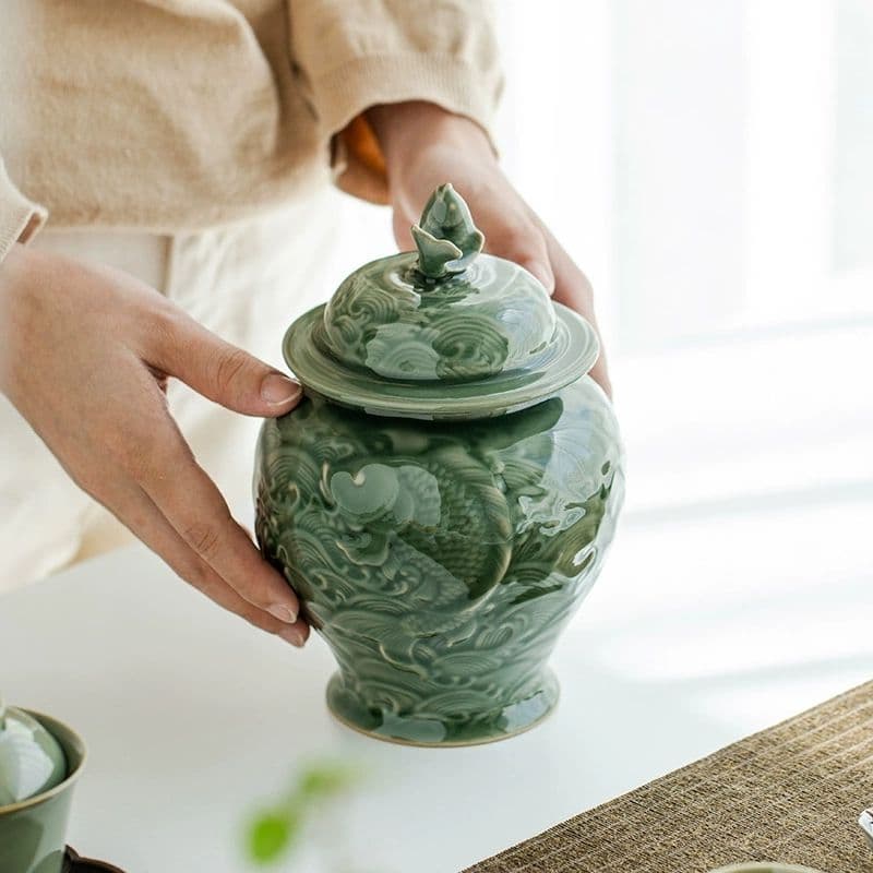 中国美術 青磁浮彫り錦鯉茶筒 茶器 茶入れ 青磁 茶道具 新品未使用