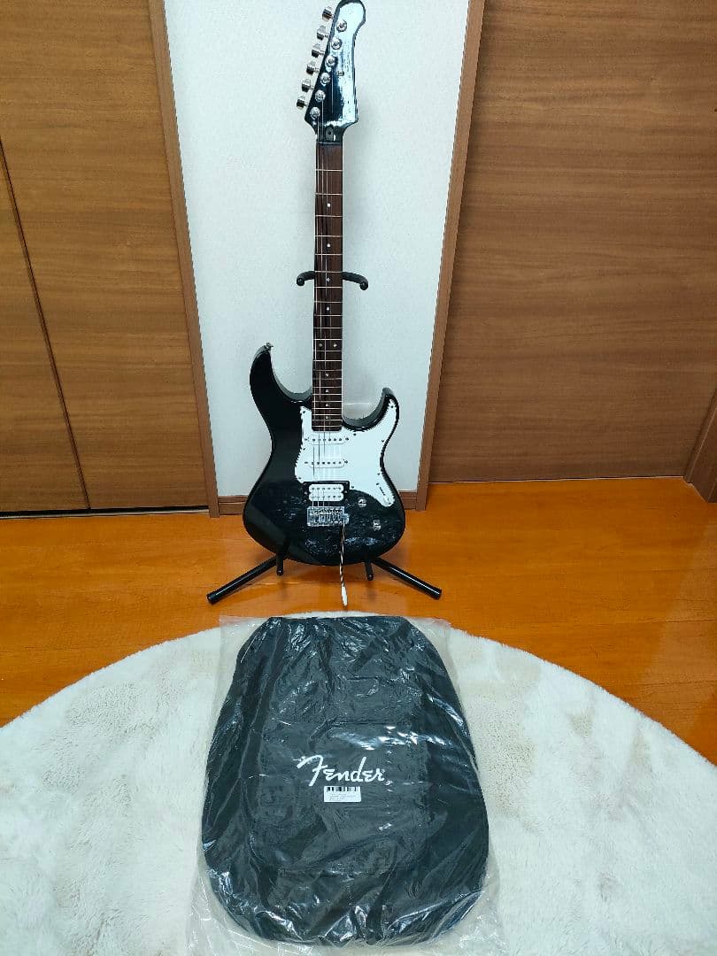 ほぼ新品YAMAHA PACIFICA PAC212VFMブラック（ケース付）