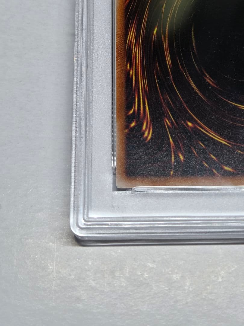 遊戯王　混沌の黒魔術師　レリーフ　PSA8