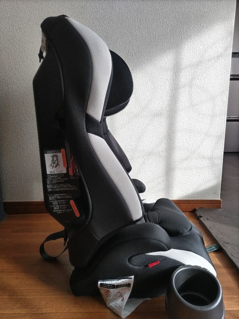 引取り限定]Combi ジュニアシート ブラック/ホワイト カップホルダー付き