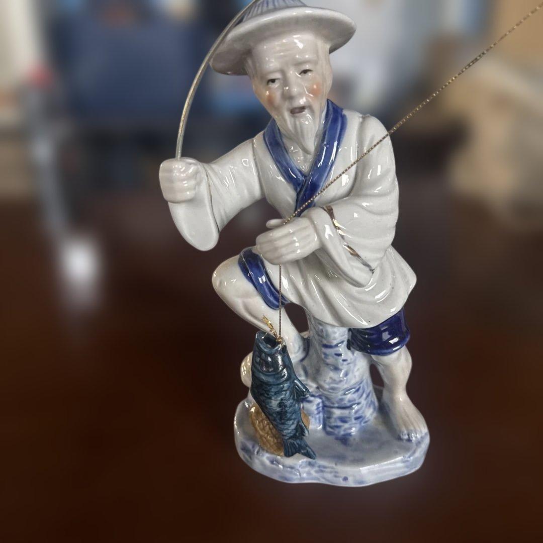 釣りをする老人の陶器像