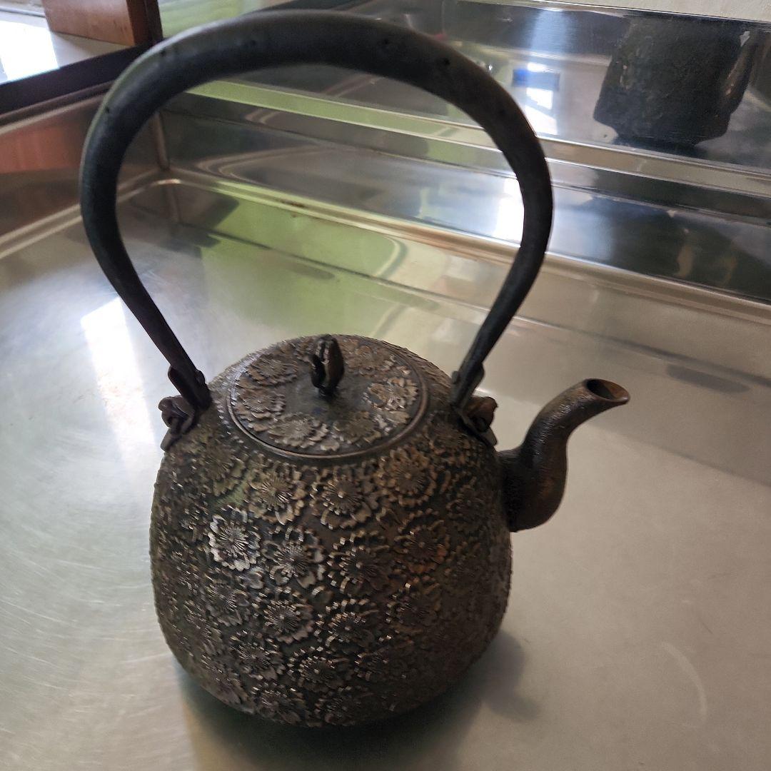南部鉄器 花模様 鉄瓶 黒色 鋳鉄製 花模様 鉄瓶 鉄瓶 龍盛堂 花