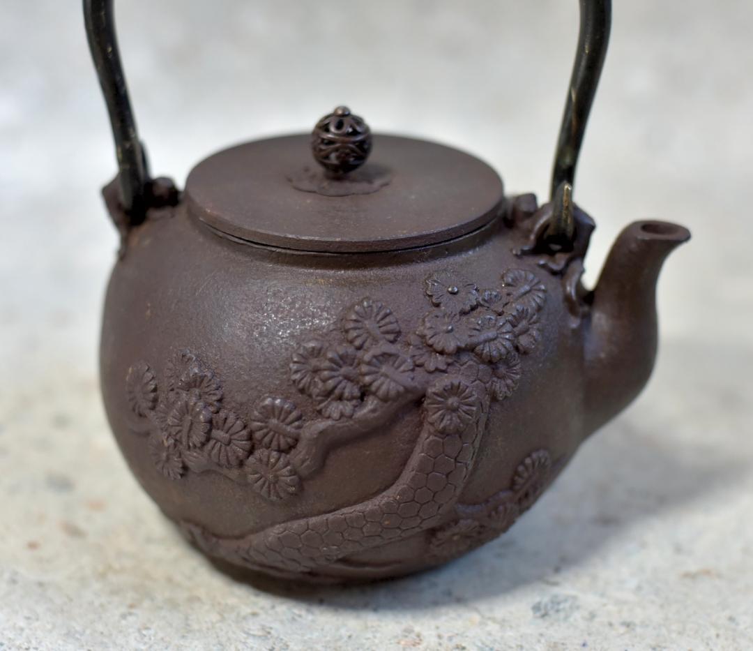 龍文堂造　小ぶりな松、鶴紋持ち手象嵌いり鉄瓶　囲炉裏