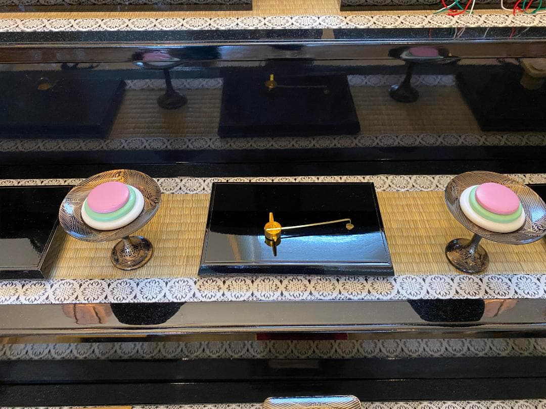 雛人形飾り 黒金　ひな壇三段飾り　人形なし