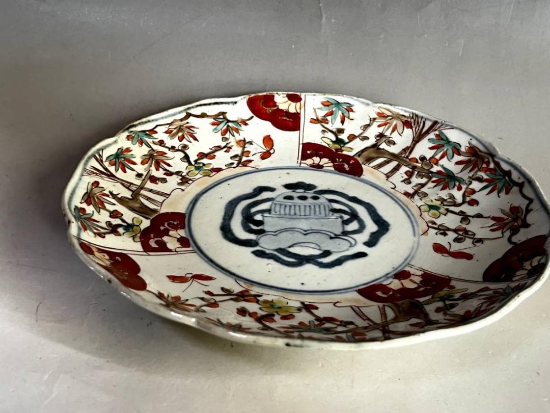 皿□古伊万里赤絵窓絵赤実花蝶唐草文花弁型皿(江戸後期～明治期