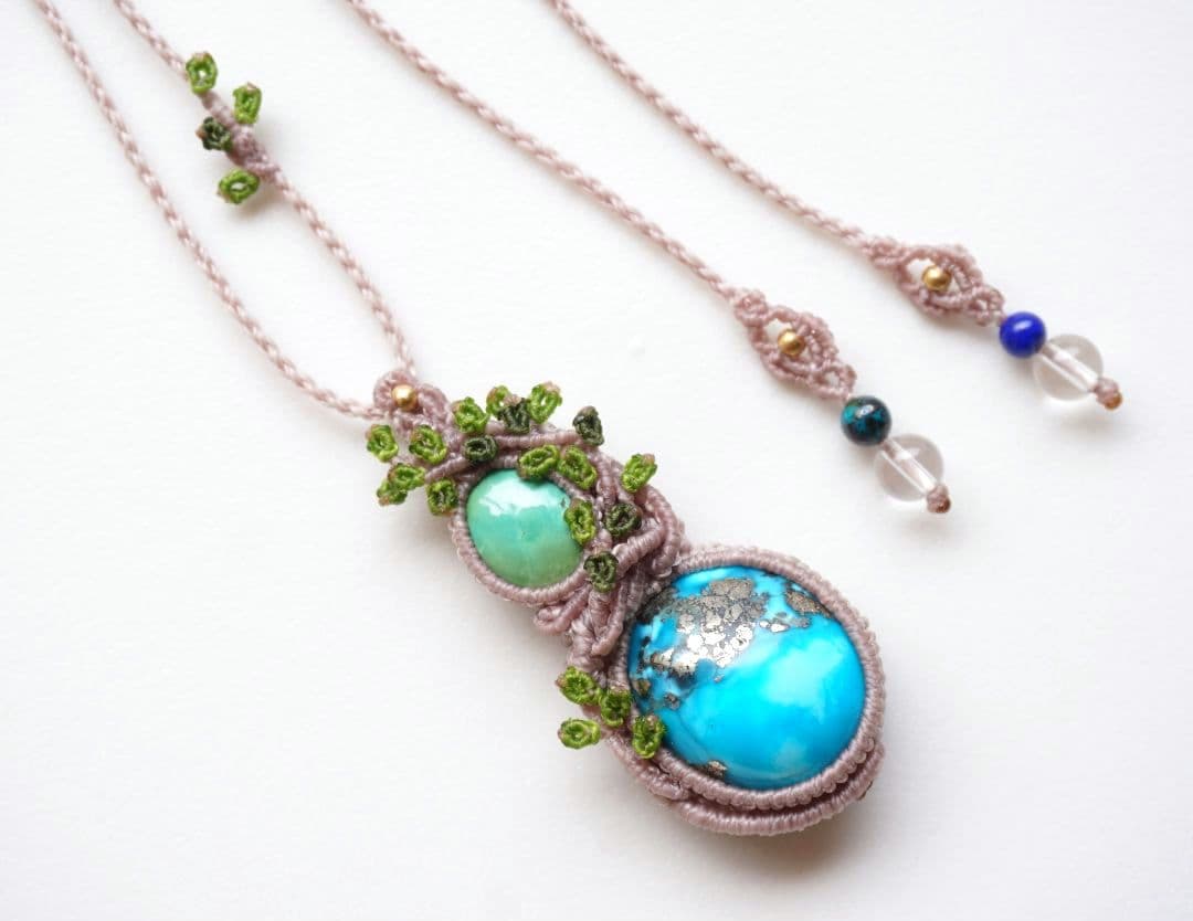 《空と大地の間に》イラン産&チベット産　ターコイズ　マクラメ　ネックレス