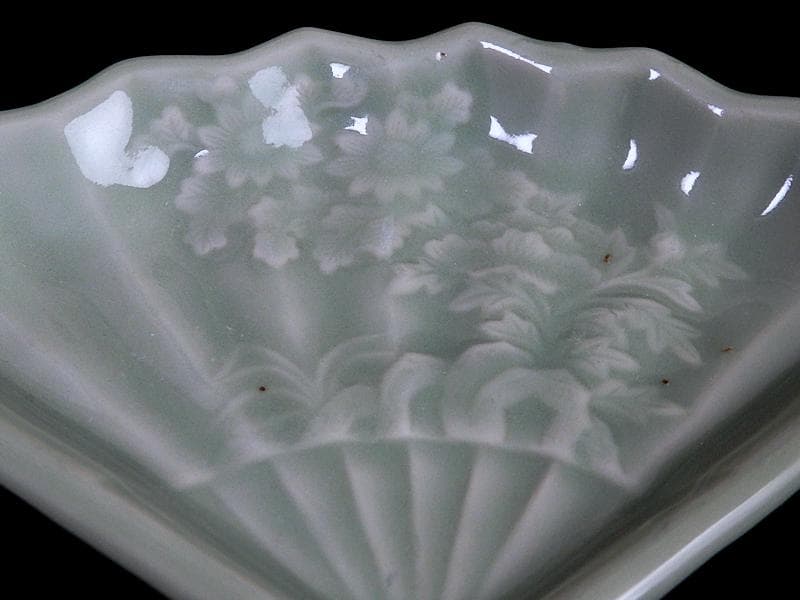 三田青磁 岩に菊の図 扇形手塩皿 C468AS-BZg