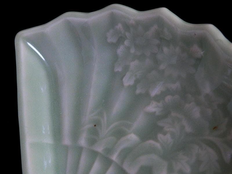 三田青磁 岩に菊の図 扇形手塩皿 C468AS-BZg