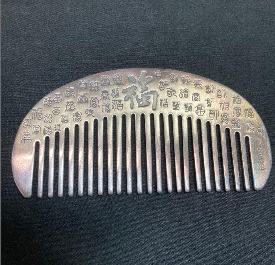 彫刻入り金属製半月型櫛 透明ケース付き【純銀】