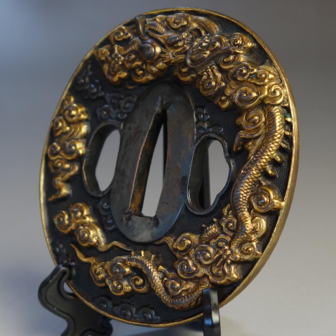 【 赤銅魚子地 高肉彫 鍍金 雲龍図鍔 】(鍔箱・布団付) 鍔 鐔 刀装具 武具