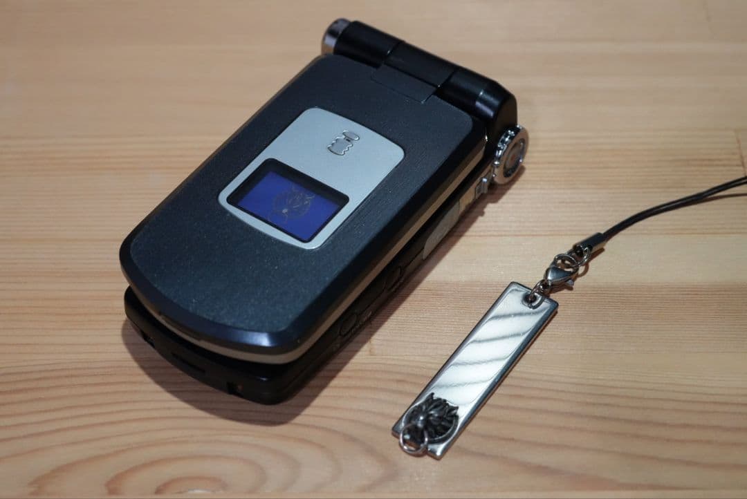 ドコモ FOMA P900iV クラウドブラック FF7ACストラップ付