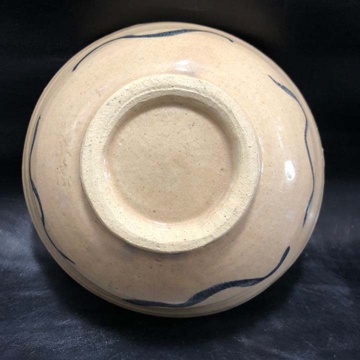 古美術◼️蔵から見事な殴り書きされたツル植物の抹茶茶碗