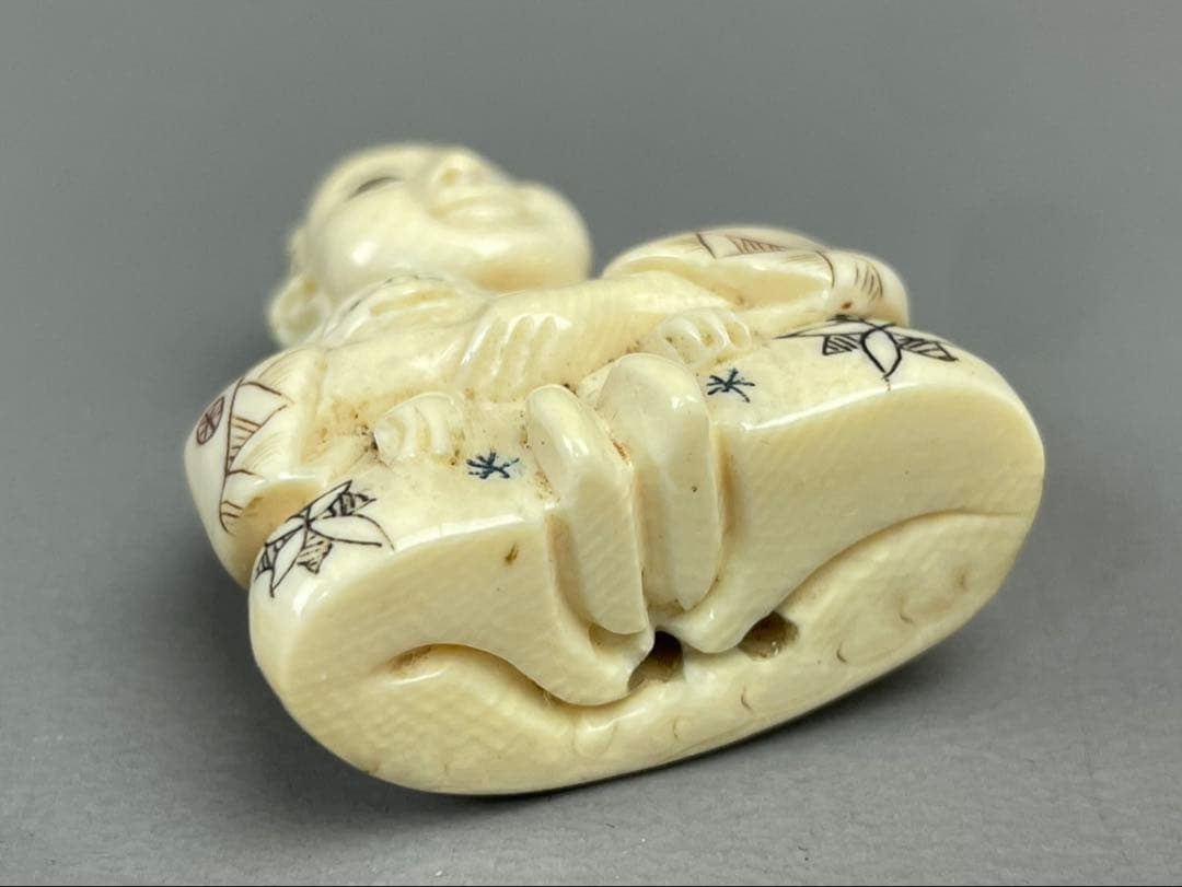 カバ牙製 根付 犬を抱く唐子 提物 骨董品 古美術 置物 天然