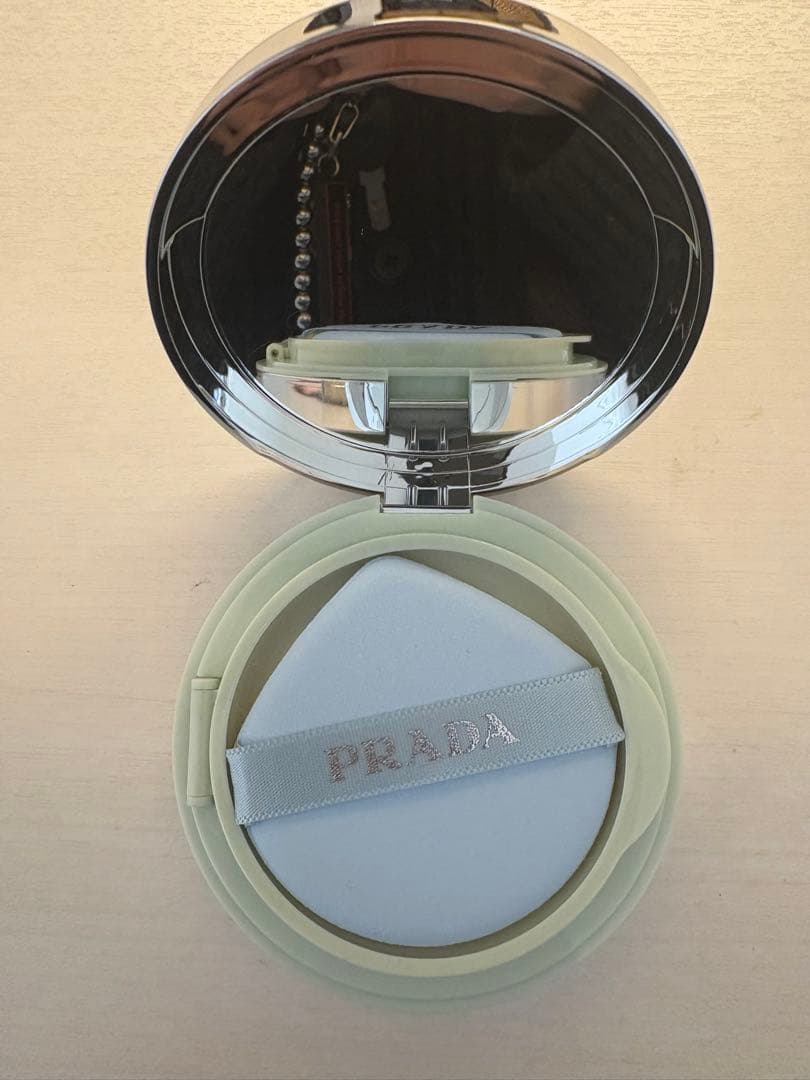 プラダ　メッシュクッション　限定色