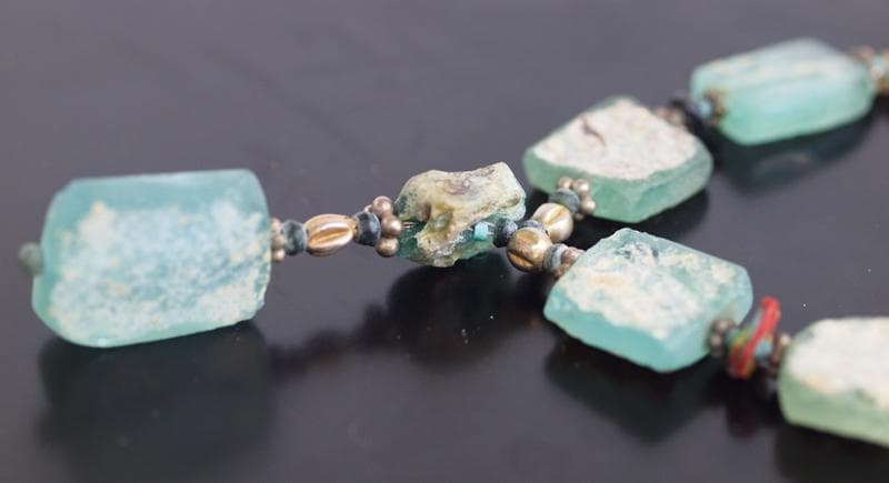 奇麗に銀化したフラット・ローマン・ガラス・ビーズとモザイク・ビーズ