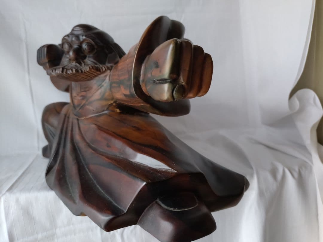 まもる様専用。少林寺拳法木彫達磨（赤檀彫刻）置台付き