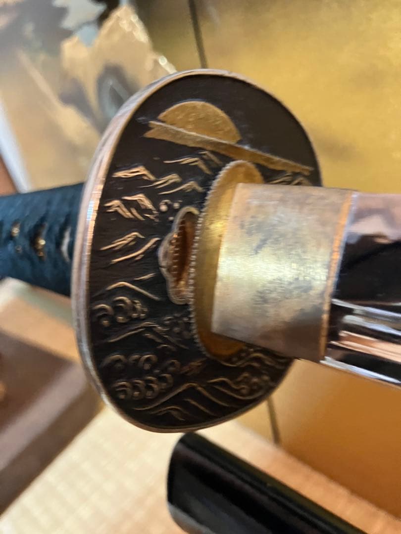 【美品】居合刀　模造刀 龍と鶴の目貫・波文鍔・黒鞘付／高級刀掛＆刀袋付き