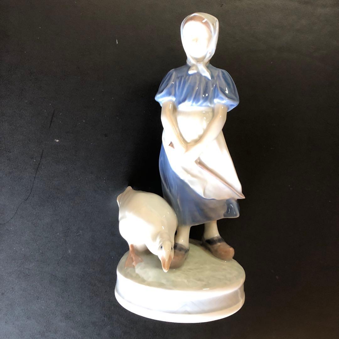 ロイヤルコペンハーゲン 527ガチョウと少女 と 1518はう赤ちゃんの2体です