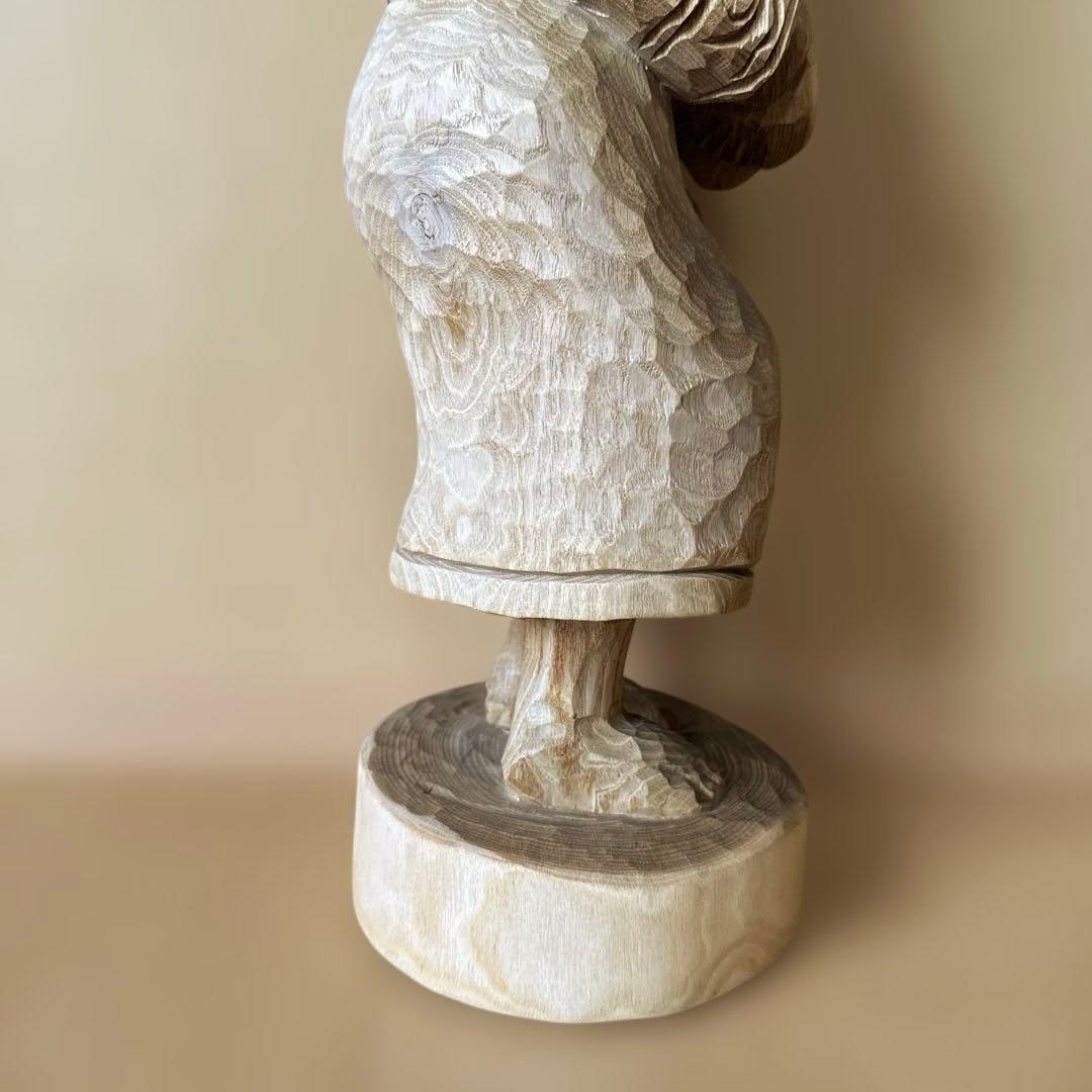 クマを抱いたアイヌ民族の木彫り人形 北海道 置物 彫刻 民芸品 ハンド