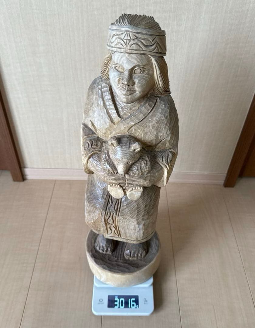 クマを抱いたアイヌ民族の木彫り人形 北海道 置物 彫刻 民芸品 ハンド