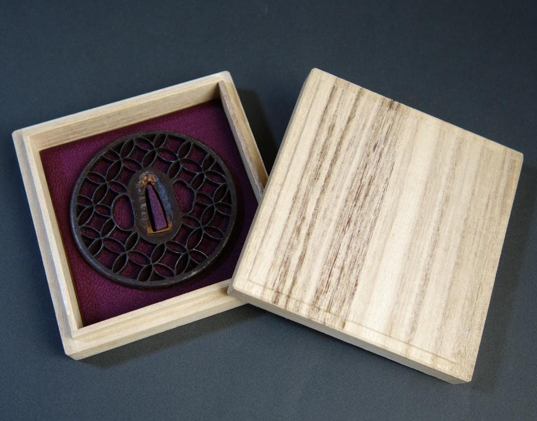 鍔 鐔 刀装具 武具 骨董【京透 七宝文様透鍔】(鍔箱付き)