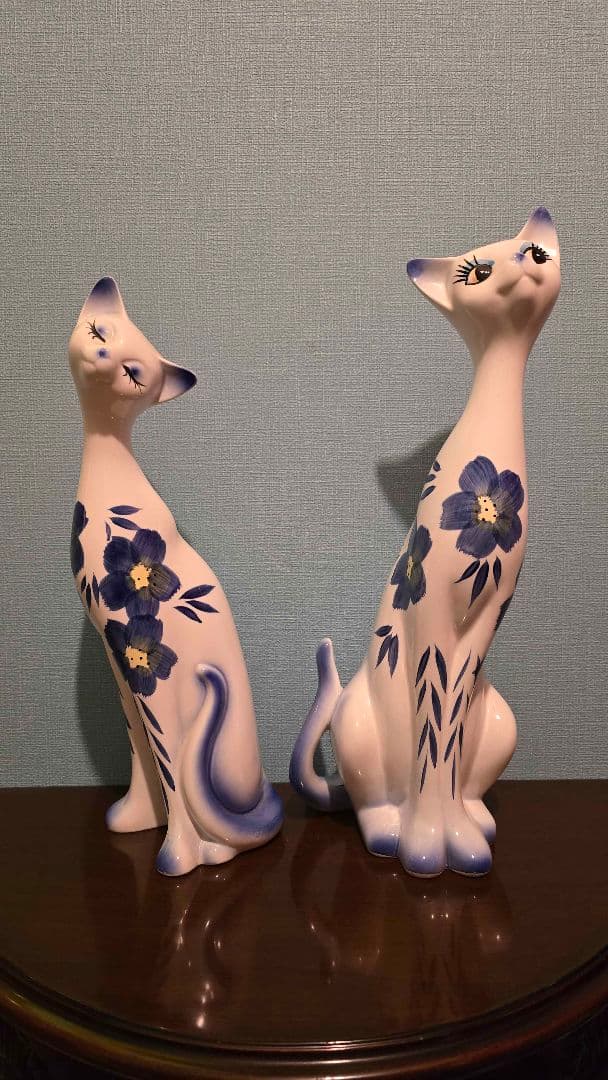ネコの陶器の置物 青 花 2体セット - メルカリ