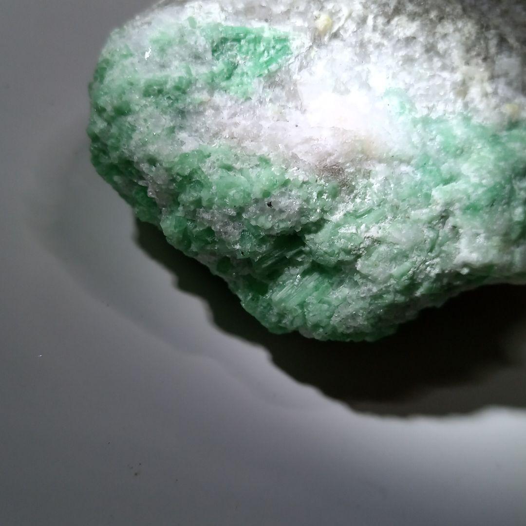 今だけエメラルド原石✨ずっしり470g　11 x 7.5cm　鉱物 標本サンプル