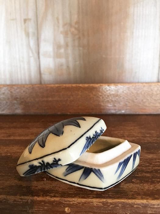 香合 菱形 笹りんどう 染付 銘あり 共箱付 古物 19.01.12-1