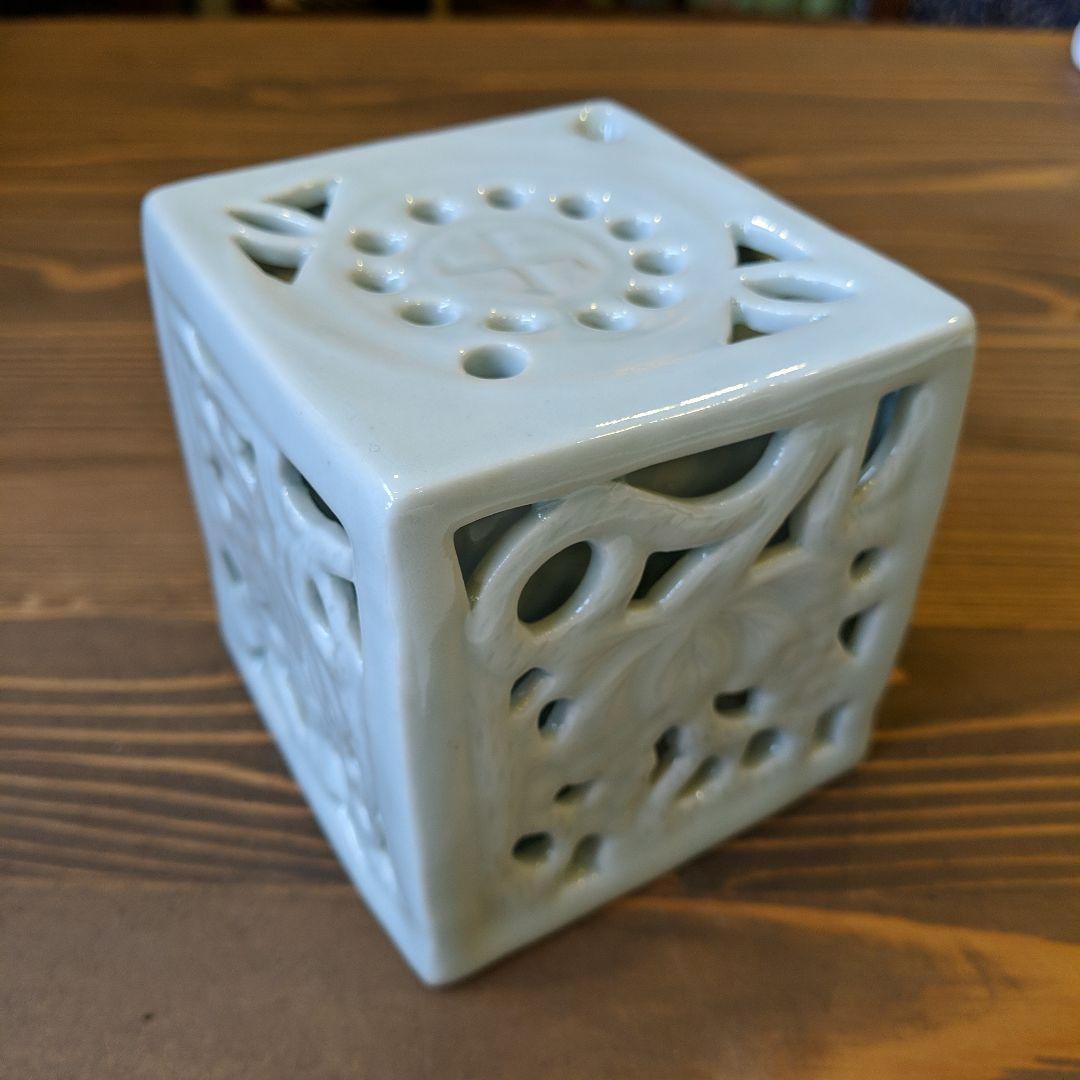 レトロ　白磁透彫葡萄紋水滴