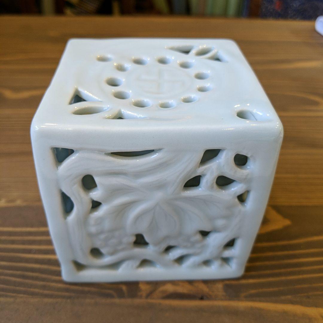 レトロ　白磁透彫葡萄紋水滴