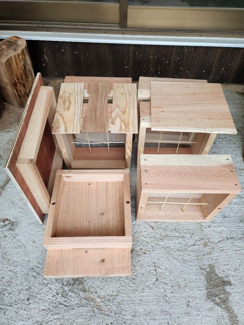 熟練大工作製、柾目板使用で重箱の節抜けの心配なし、日本蜜蜂5段重箱式巣箱