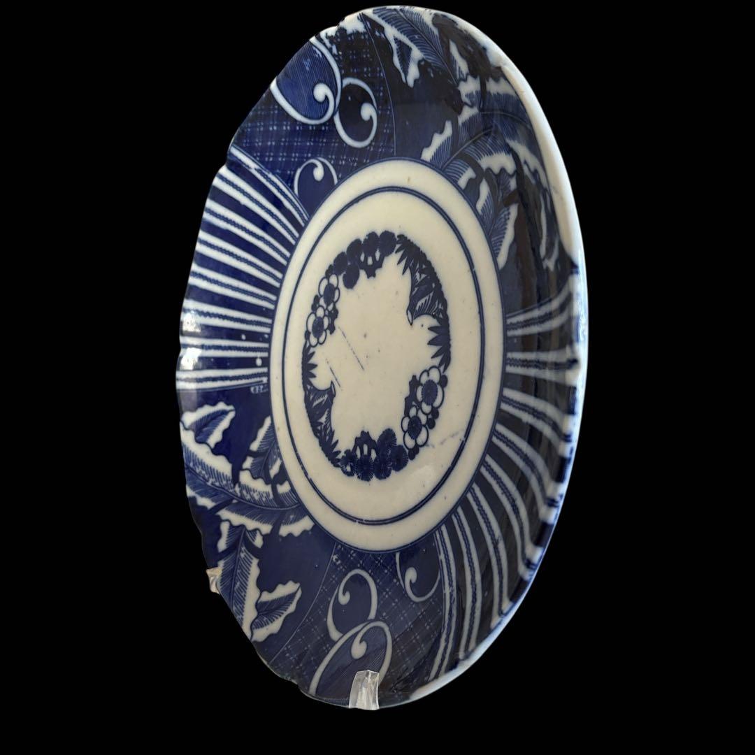 有田焼 染付 濃藍 片身替風 割付文 大皿 渦巻 唐草 葉文