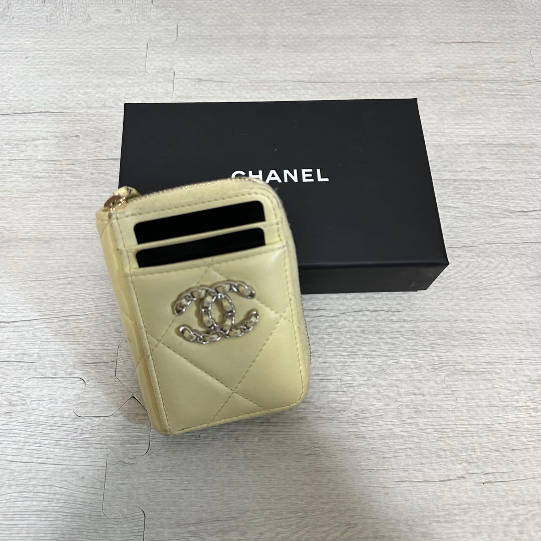 CHANELマトラッセ 19 ココ マーク ジップ  カード ケース 財布