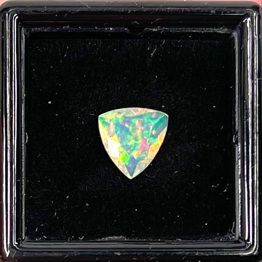 宝石ルース 『魅力的な全面の彩りの斑（ふ）』エチオピア産天然