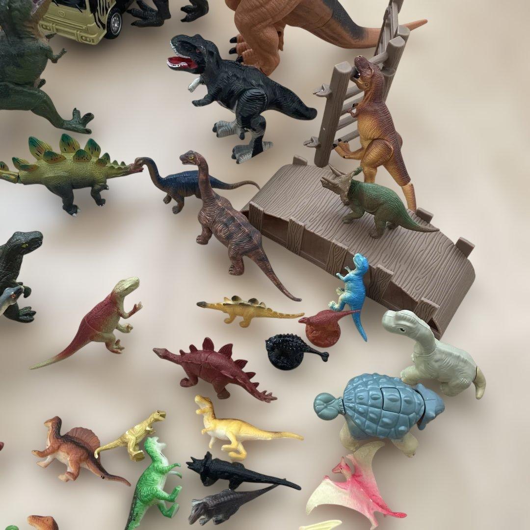 恐竜フィギュアセット 約46体程＋車や木など、動く恐竜あり