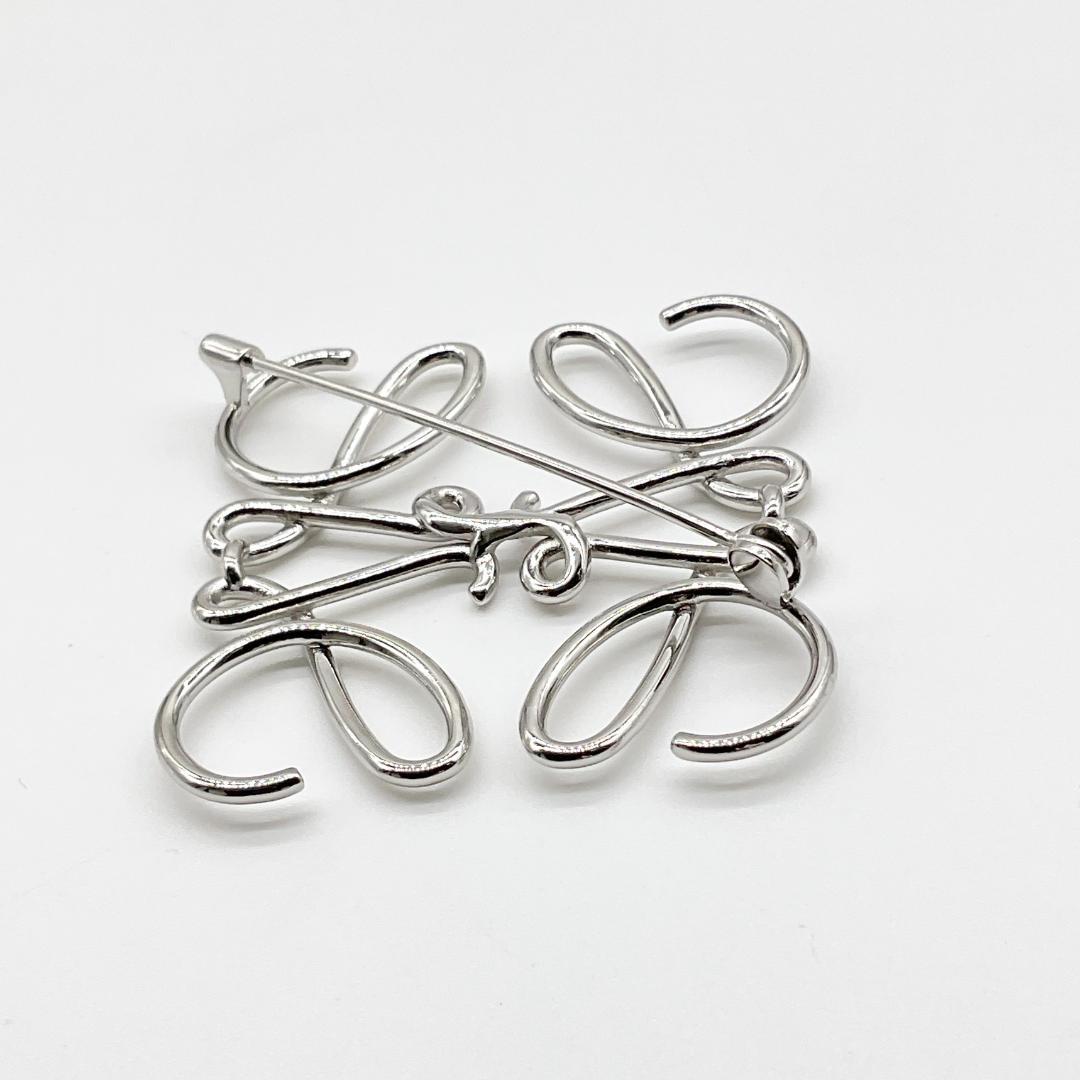 美品 ロエベ ブローチ アナグラムブローチ シルバー 早いもの勝ち