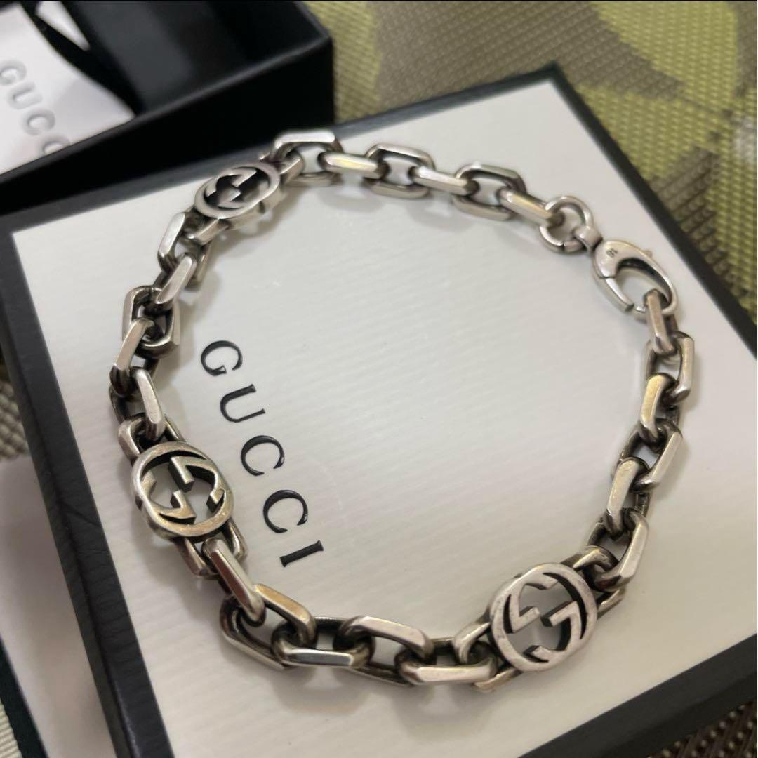 Gucci シルバー ロゴ入りチェーンブレスレット