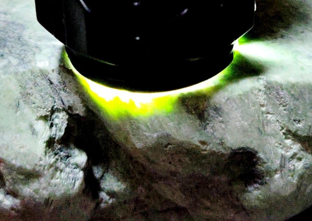 ☆翡翠原石☆糸魚川硬玉【小滝・川ズレ・カット1.5kg】