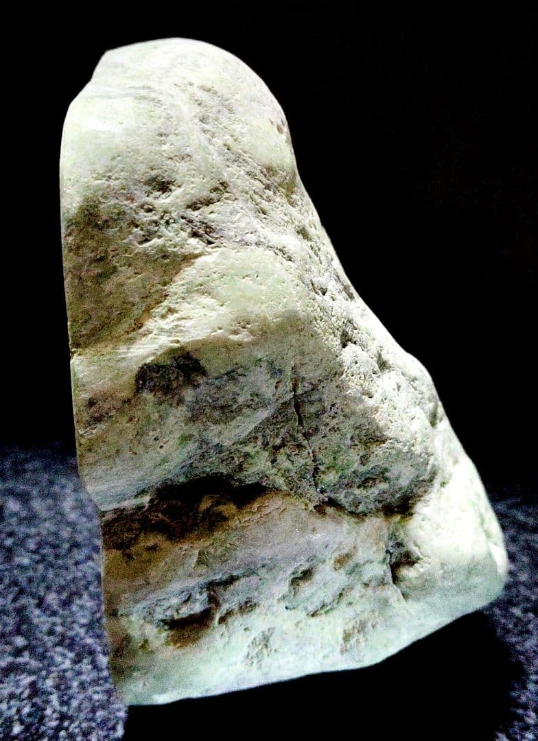 ☆翡翠原石☆糸魚川硬玉【小滝・転石・底カット226g】